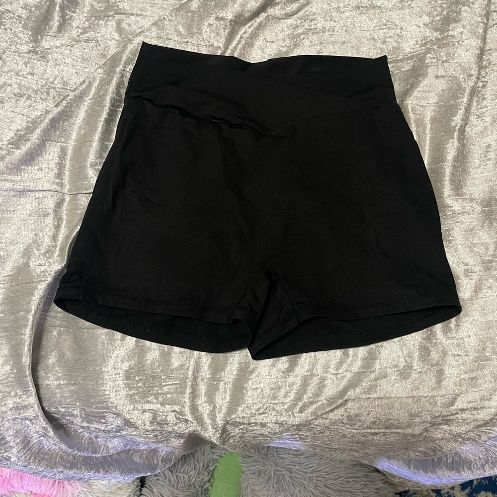 V high waisted butt scrunch black cargo shorts